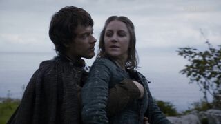 Toucher les seins de Gemma Whelan, scène dans Game of Thrones