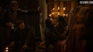 Seios de Sahara Knite, cena de despir em Game of Thrones