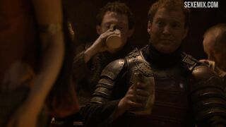 Seios de Sahara Knite, cena de despir em Game of Thrones