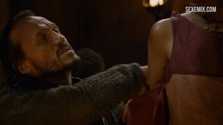 Seios de Sahara Knite, cena de despir em Game of Thrones