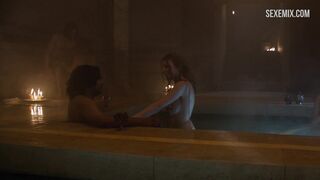 Sarine Sofair ve Samantha Bentley banyoda banyo yaparken, Game of Thrones sahnesi