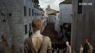 Lena Headey marche nue dans la foule, scène dans Game of Thrones