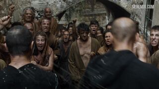 Lena Headey marche nue dans la foule, scène dans Game of Thrones