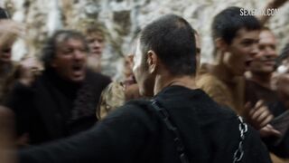 Lena Headey marche nue dans la foule, scène dans Game of Thrones