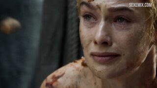 Lena Headey marche nue dans la foule, scène dans Game of Thrones