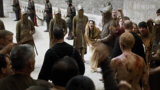 Lena Headey marche nue dans la foule, scène dans Game of Thrones