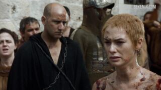 Lena Headey marche nue dans la foule, scène dans Game of Thrones