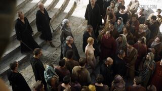 Lena Headey marche nue dans la foule, scène dans Game of Thrones