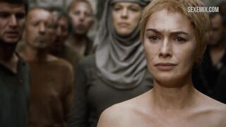 Lena Headey marche nue dans la foule, scène dans Game of Thrones