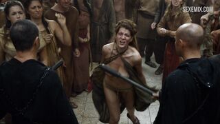 Lena Headey marche nue dans la foule, scène dans Game of Thrones