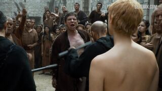 Lena Headey marche nue dans la foule, scène dans Game of Thrones