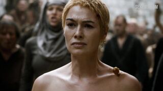 Lena Headey marche nue dans la foule, scène dans Game of Thrones