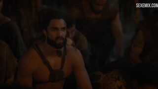 Emilia Clarke desnuda sale del fuego, escena de Juego de Tronos