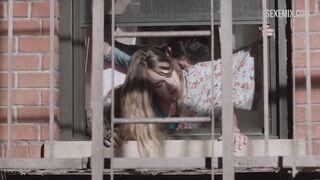 Jemima Kirke follada duro a lo perrito cerca de la ventana, escena en Chicas