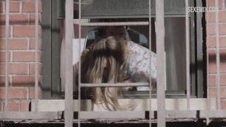 Jemima Kirke follada duro a lo perrito cerca de la ventana, escena en Chicas