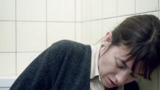 Charlotte Gainsbourg se masturba sentada en el baño, escena en Nymphomaniac: Vol. II