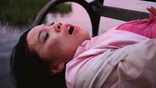 Sook-Yin Lee se masturba en un banco, escena en Shortbus