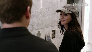 Courteney Cox präsentiert ihren schwarzen BH, Szene in Shameless