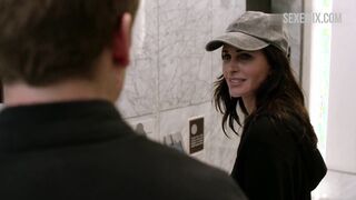 Courteney Cox präsentiert ihren schwarzen BH, Szene in Shameless