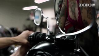 Cowgirl di Levy Tran Sex su una motocicletta, scena in Shameless