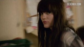 Emma Greenwell est entrée dans la cuisine sans culotte, scène dans Shameless