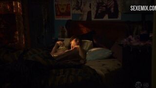 Emma Greenwell desnuda levantándose de la cama, escena en Shameless