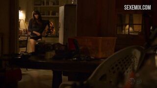 Emma Greenwell desnuda levantándose de la cama, escena en Shameless