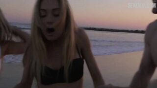 Scarlett Davies im weißen Bikini am Strand, Szene in #FollowMe