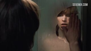 Pechos de Milla Jovovich, Sexo Interacial lésbico, en película calibre .45