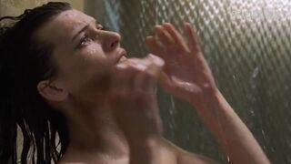 Pechos de Milla Jovovich, Sexo Interacial lésbico, en película calibre .45