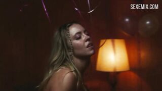 La hermosa Sydney Sweeney en bikini rosa, escena en Euphoria