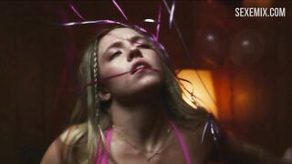 La hermosa Sydney Sweeney en bikini rosa, escena en Euphoria