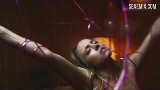 La hermosa Sydney Sweeney en bikini rosa, escena en Euphoria