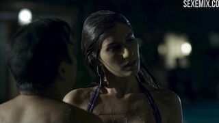 Elnaaz Norouzi in bikini, Nuoto in piscina, scena in Sacred Games