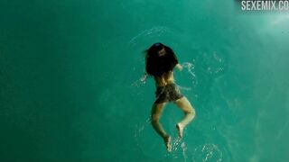 Elnaaz Norouzi in bikini, Nuoto in piscina, scena in Sacred Games