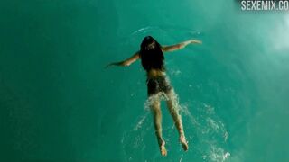 Elnaaz Norouzi in bikini, Nuoto in piscina, scena in Sacred Games