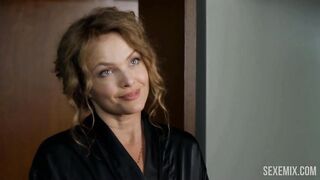 Dina Meyer follada a caballo y en posición de misionero, escena en Lethal Seduction (2015)