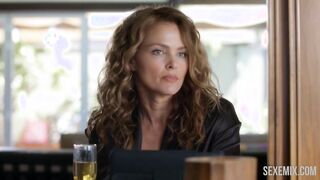 Dina Meyer follada a caballo y en posición de misionero, escena en Lethal Seduction (2015)