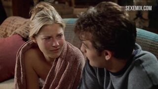 Ali Larter mostrando las tetas y el coño desnudos, escena en Varsity Blues (1999)