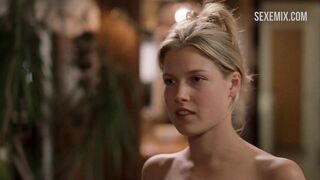 Ali Larter mostrando las tetas y el coño desnudos, escena en Varsity Blues (1999)