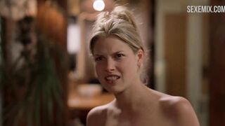 Ali Larter mostrando las tetas y el coño desnudos, escena en Varsity Blues (1999)