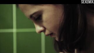 Annina Walt fait une démonstration du corps et de la chatte nus, scène dans Amateur Teens (2015)