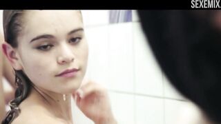 Annina Walt fait une démonstration du corps et de la chatte nus, scène dans Amateur Teens (2015)