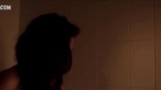 Penny Jenkinson sexy, en el baño, escena en baSukkel voor de Liefde (2014)