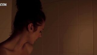 Penny Jenkinson sexy, en el baño, escena en baSukkel voor de Liefde (2014)