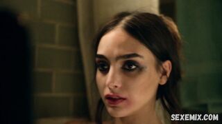 Melissa Barrera sexy, im Badezimmer, Szene in Vida s02e07 (2019)