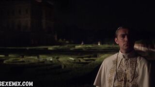 La chaude Olivia Macklin nue, scène dans The Young Pope (2016)