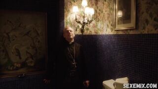 Monica Cetti bize büyük bar göğüslerini gösteriyor, The Young Pope (2016) filmindeki sahne