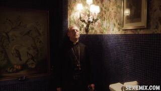 Monica Cetti bize büyük bar göğüslerini gösteriyor, The Young Pope (2016) filmindeki sahne