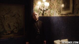 Monica Cetti bize büyük bar göğüslerini gösteriyor, The Young Pope (2016) filmindeki sahne